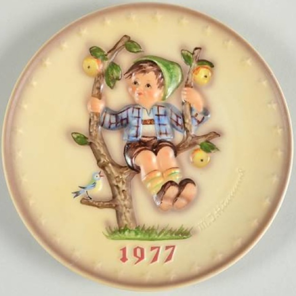 Hummel 1977 Annual Hummel Plate, Apple Tree Boy